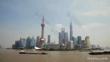 上海中国-2013年9<strong>月10日</strong>，船的延时穿越中国上海的黄浦江。从外滩看